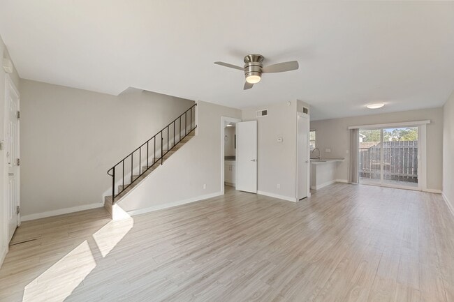 Building Photo - 5005 Manor Rd