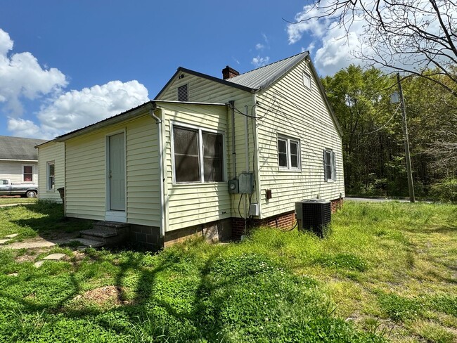Building Photo - 2/1 with extra space in Uptown Shelby, NC