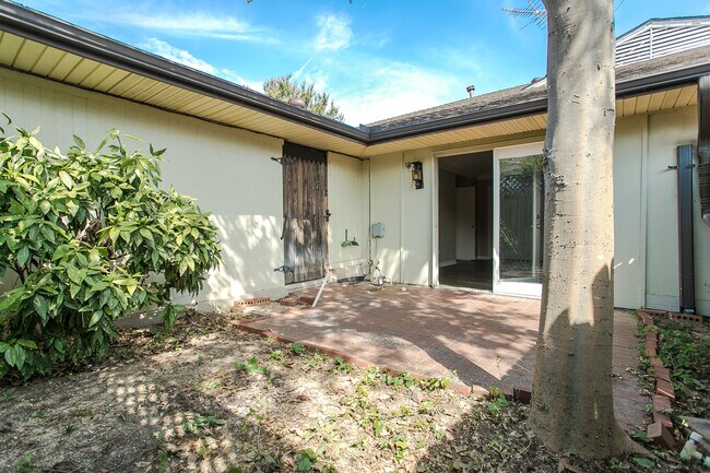 Building Photo - 10660 Pagewood Dr