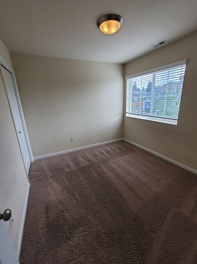 Building Photo - Dog Friendly 4 Bed, 3 Bath Home in North Albany!