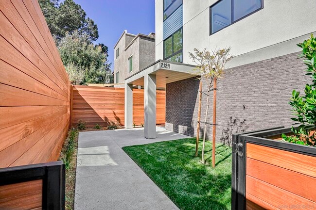 Building Photo - 2124 San Clemente St