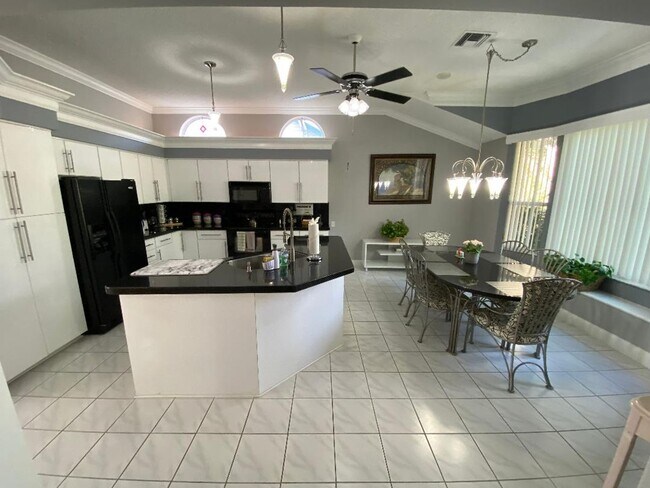 Building Photo - Spectacular ANNUAL LEASE, Fully Furnished ...