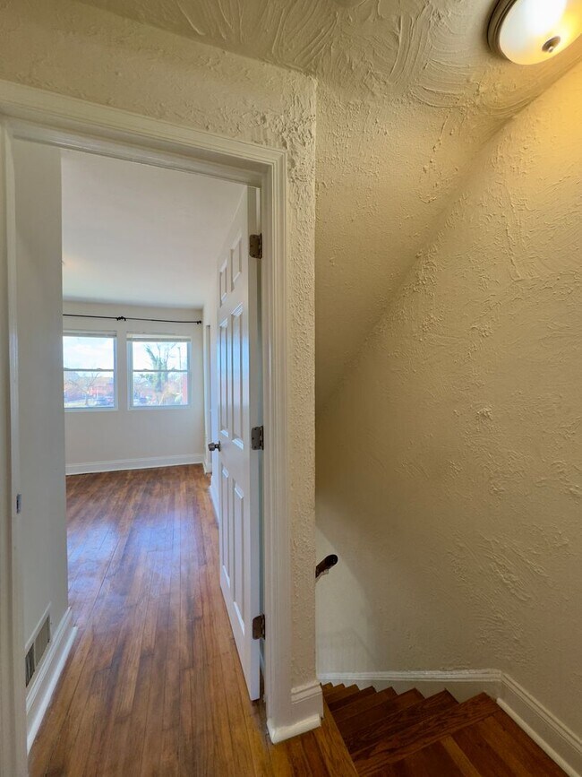 Building Photo - Charming 2 Bedroom/1 Bathroom Townhome in Medford!