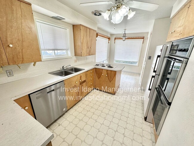 Building Photo - 2518 W Orchard Ave