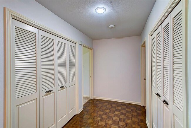 Building Photo - 11121 Pinehurst Dr
