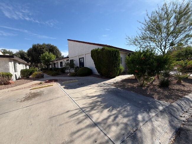 Building Photo - Wonderful Townhome in SE Vegas.