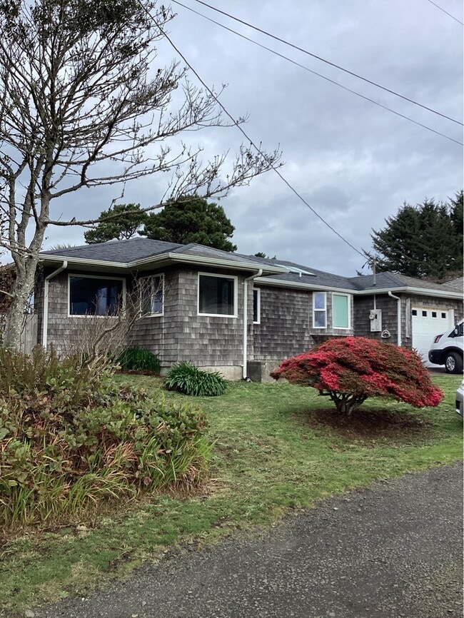 Building Photo - 1118 SW Southmayd Ln