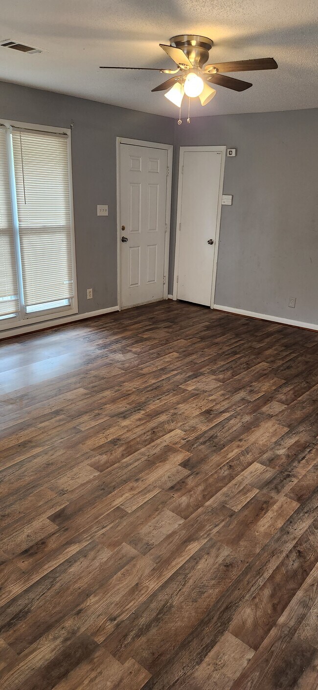Building Photo - 3677 Kingsview Dr