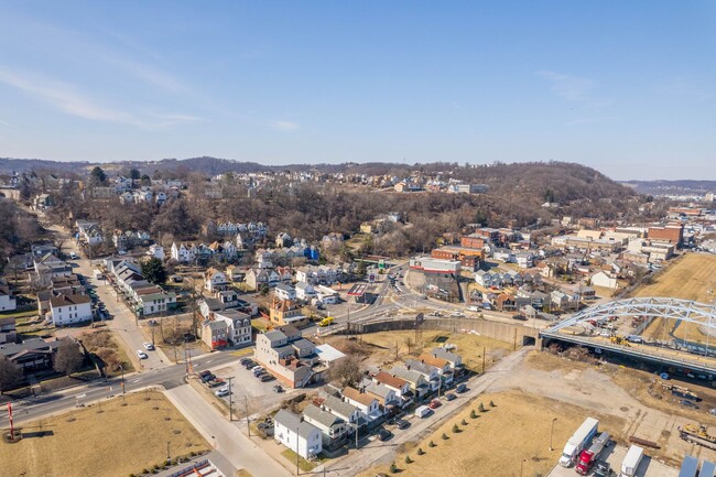 Building Photo - Bright 2 Bedroom home in McKees Rocks Avai...