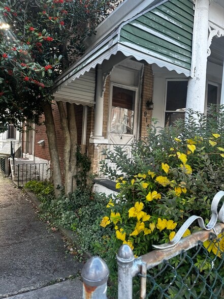 Side of Unit 1 Entrance - 918 W Marshall St