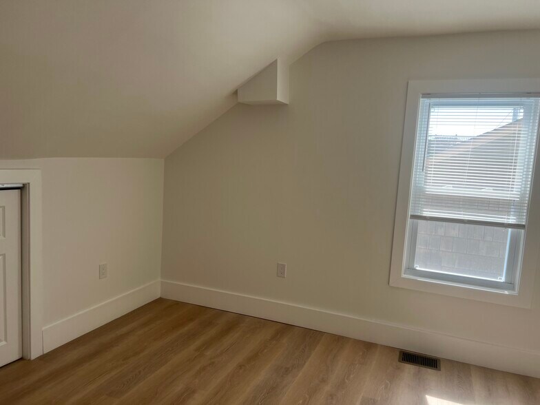 Building Photo - 10 Gates St