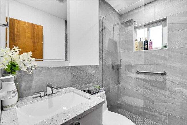 Building Photo - 980 W 43rd Pl