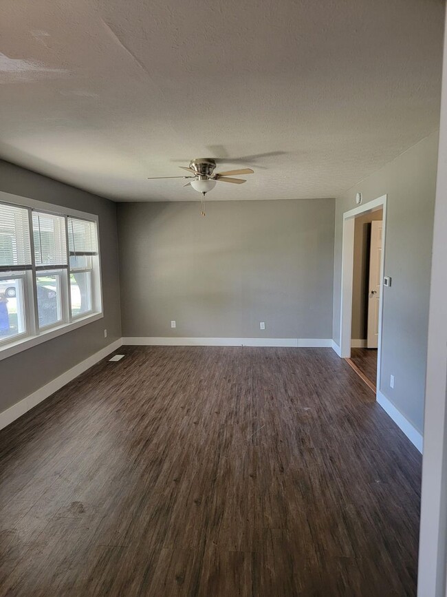 Building Photo - Awesome Remodeled  3 bedroom 2 bath single...