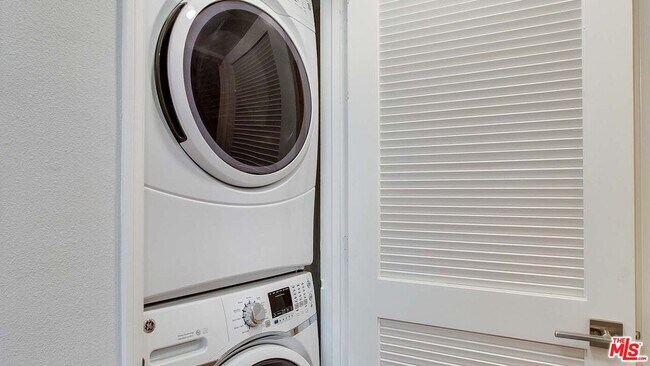 Building Photo - 5557 W 6th St