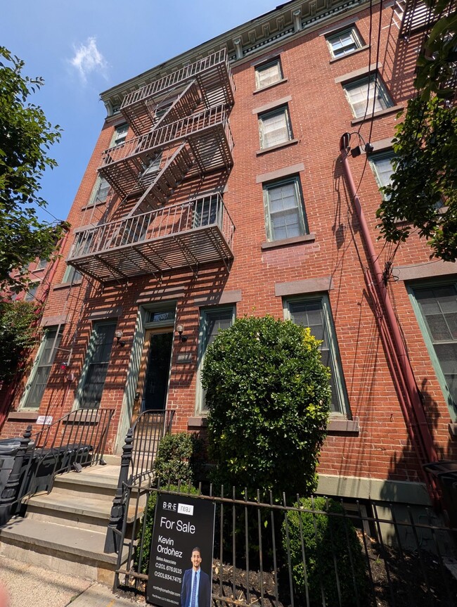 Building Photo - 208 6th St
