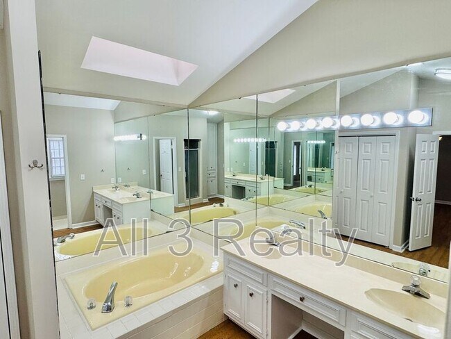 Building Photo - 3107 Sutton Dr