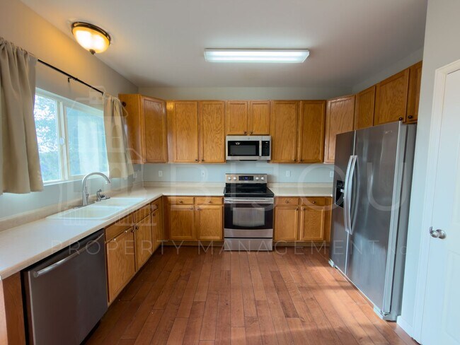 Building Photo - 3739 Range Dr