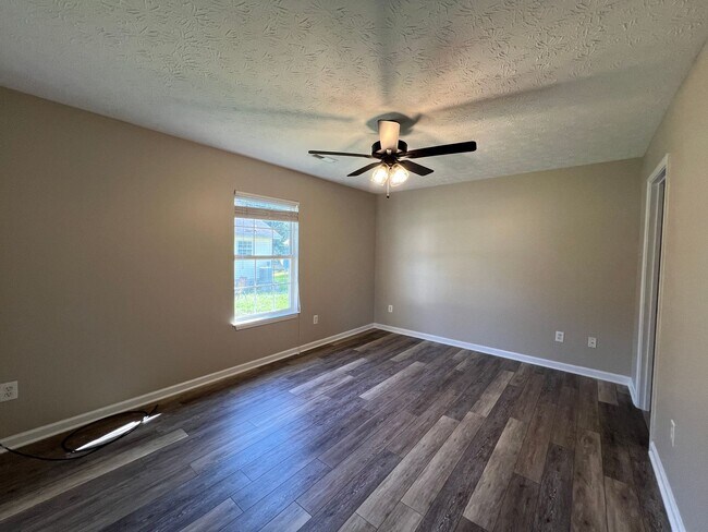 Building Photo - Super Cute 3/2 in Sevierville Close to everything!