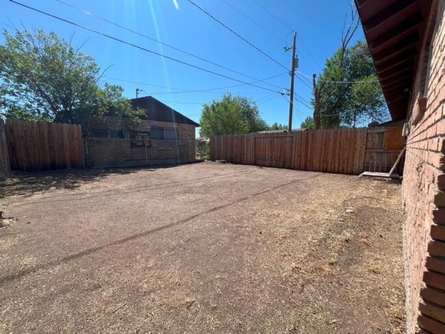 Building Photo - Central Reno Two Bedroom Duplex with La...