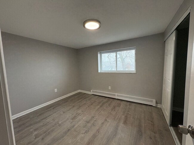 Building Photo - Completely remodeled 2 Bedroom Apartment in Bellevue with private Balcony!