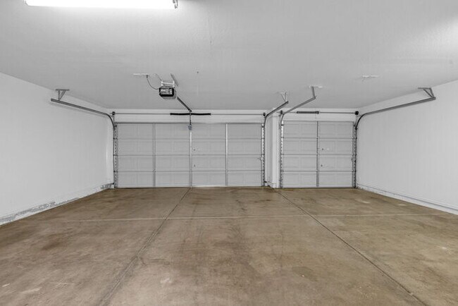 Building Photo - 2032 S Sabrina