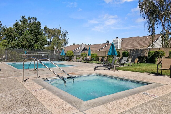 Building Photo - 2213 Camborne Dr