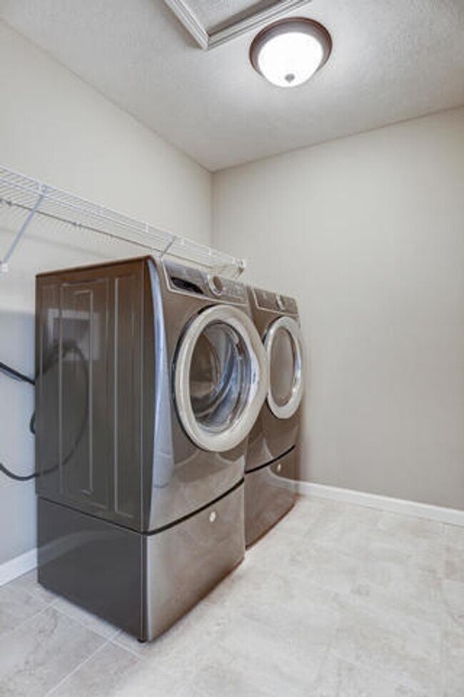 Building Photo - Beautiful 5 bed, 4 bath-Prairie Crossing, Mahomet - AVAILABLE NOW