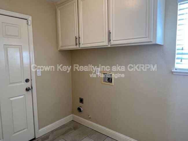 Building Photo - 4243 Lindsey Ln