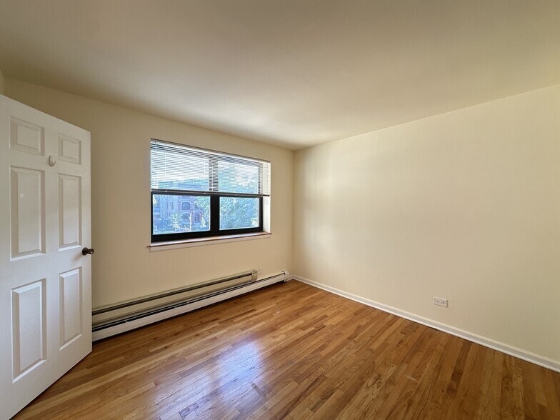 Building Photo - 665 W Wrightwood Ave