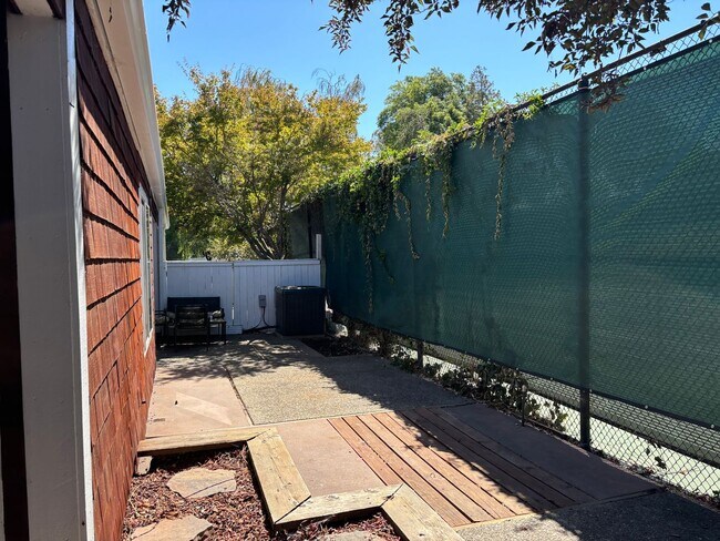 Building Photo - Rare 3 bedroom, 2 bathroom unit in the desirable Lincoln Village West neighborhood! Nearly 1350 s...