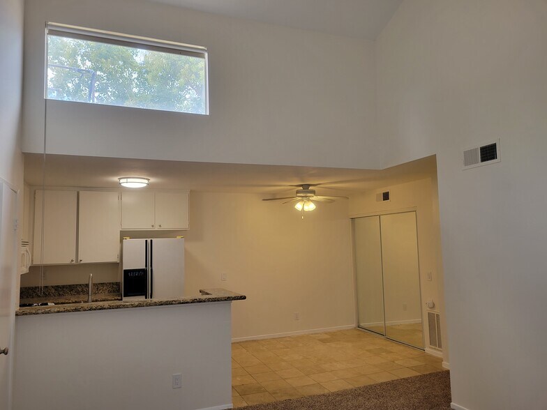 Kitchen, dining area, skylight - 27240 Luther Dr