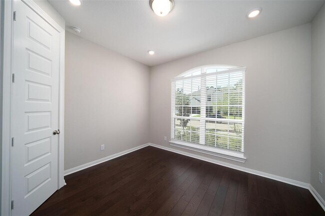 Building Photo - 4715 Hollow Tree Dr