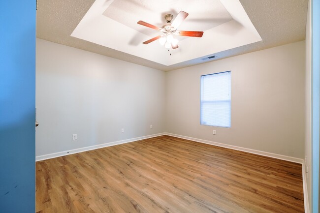 Building Photo - NOW AVAILABLE!!  Quaint 3 Bed, 2 Bath Home...