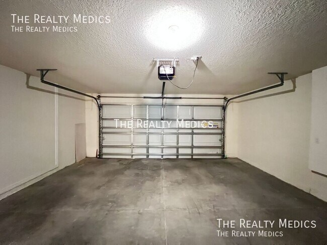 Building Photo - 8561 SW 46th Ave