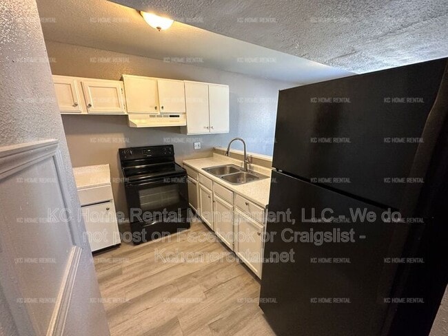 Building Photo - 4221 E 60 Terrace