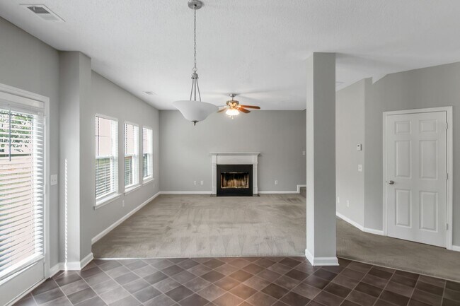 Building Photo - 4 Bedroom 3 bath Gorgeous Home