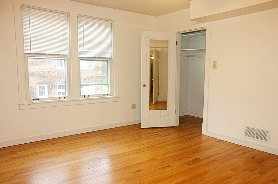 MBR walkin closet - 5840 Alderson St