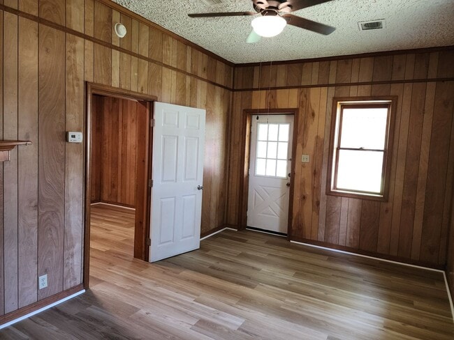Building Photo - Cute 2 Bedroom in West Point!