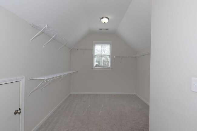 Building Photo - 2033 Cherokee Dr
