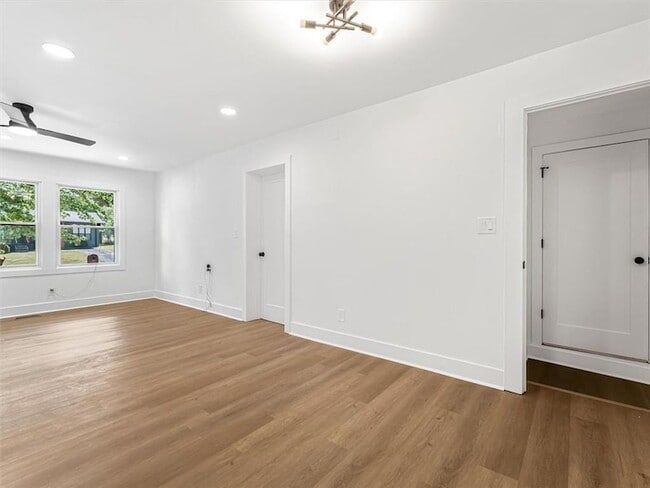 Building Photo - 454 Oak Dr SE