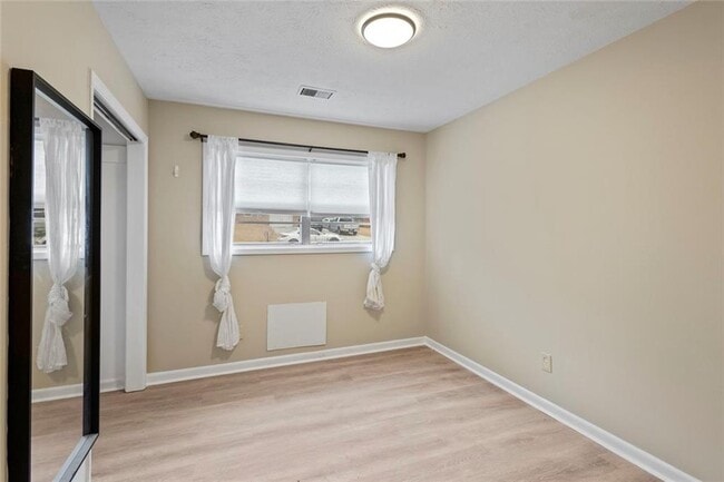 Building Photo - 1201 Shoreham Dr