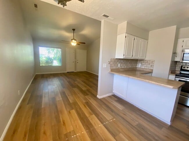 Building Photo - REMODELED TOWNHOME FOR RENT!