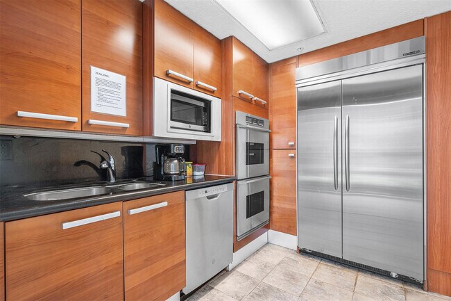 Building Photo - 715 Bayshore Dr