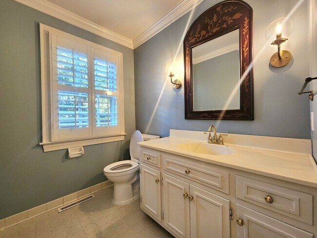 Building Photo - Sprawling Home in Bay Colony