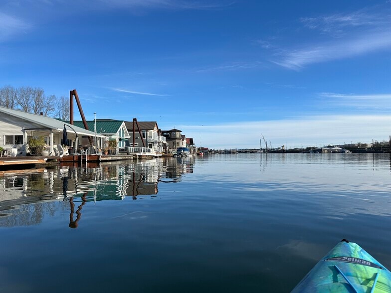 You can paddle your kayak or motor your boat or jetski right from the house up or down the river. - 1879 N Jantzen Ave