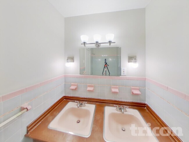 Building Photo - 2840 Mt Vernon Ave