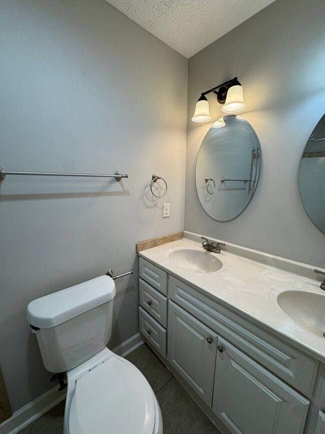 Building Photo - Lovely Brick Home!