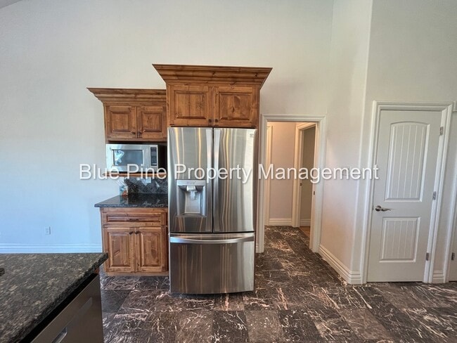 Building Photo - 8426 S Black Hawk Dr