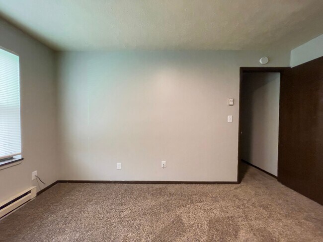 Building Photo - 2213 E Memorial Dr