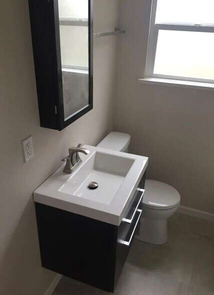 Building Photo - 1920 Xanthia St